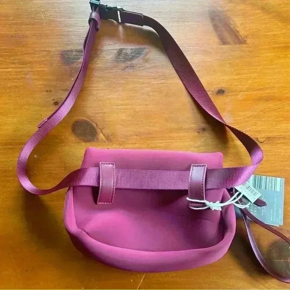 SERRA Cranberry NEOPRENE Convertible Wristlet Waist/Sling Bag Handbag New W/Tags - Picture 7 of 10